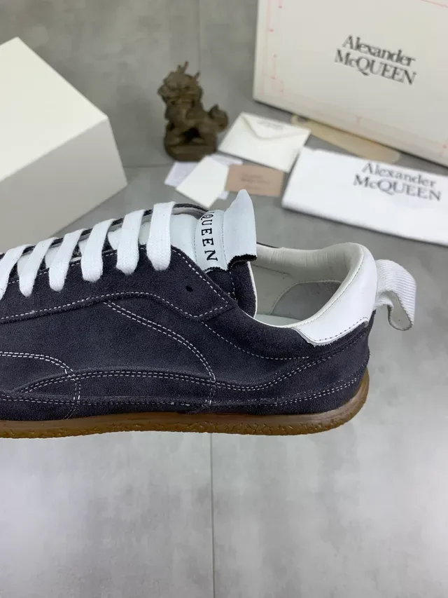 Alexander McQueen Tênis Oversized Navy Suede Lifestyle 4