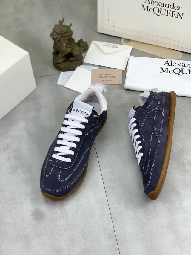 Alexander McQueen Tênis Oversized Navy Suede Lifestyle 5