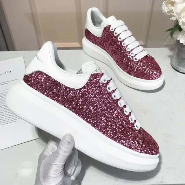 Alexander McQueen حذاء رياضي كبير الحجم وردي لامع أبيض ستايل حياة حذاء رياضي 2