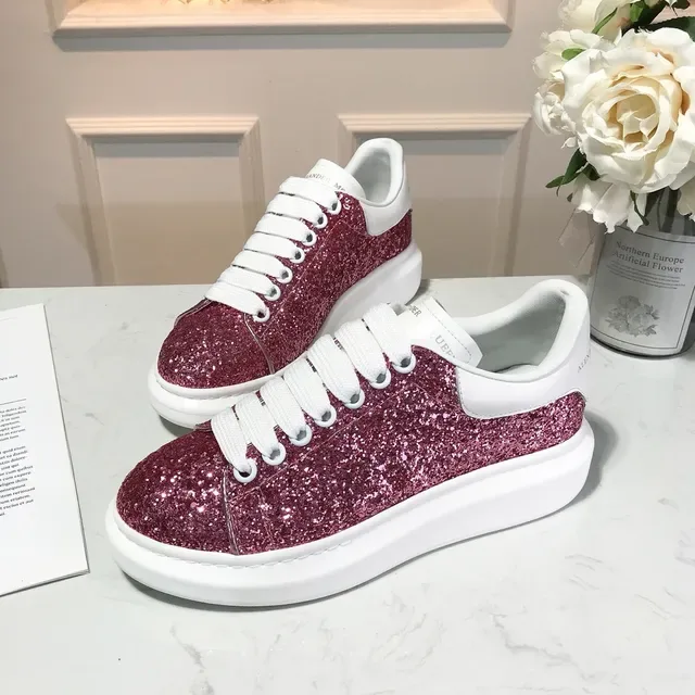 Alexander McQueen حذاء رياضي كبير الحجم وردي لامع أبيض ستايل حياة حذاء رياضي 3