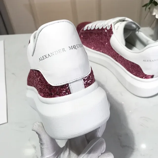 Alexander McQueen حذاء رياضي كبير الحجم وردي لامع أبيض ستايل حياة حذاء رياضي 4