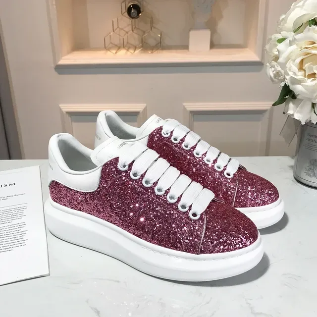 Alexander McQueen حذاء رياضي كبير الحجم وردي لامع أبيض ستايل حياة حذاء رياضي 5