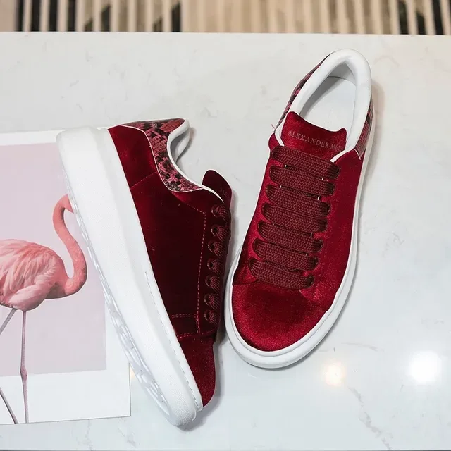 Alexander McQueen Tênis Oversized Vermelho Branco Veludo Superior Sola Lifestyle Sneakers 2