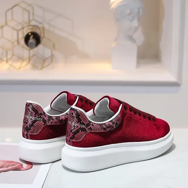Alexander McQueen Tênis Oversized Vermelho Branco Veludo Superior Sola Lifestyle Sneakers 3