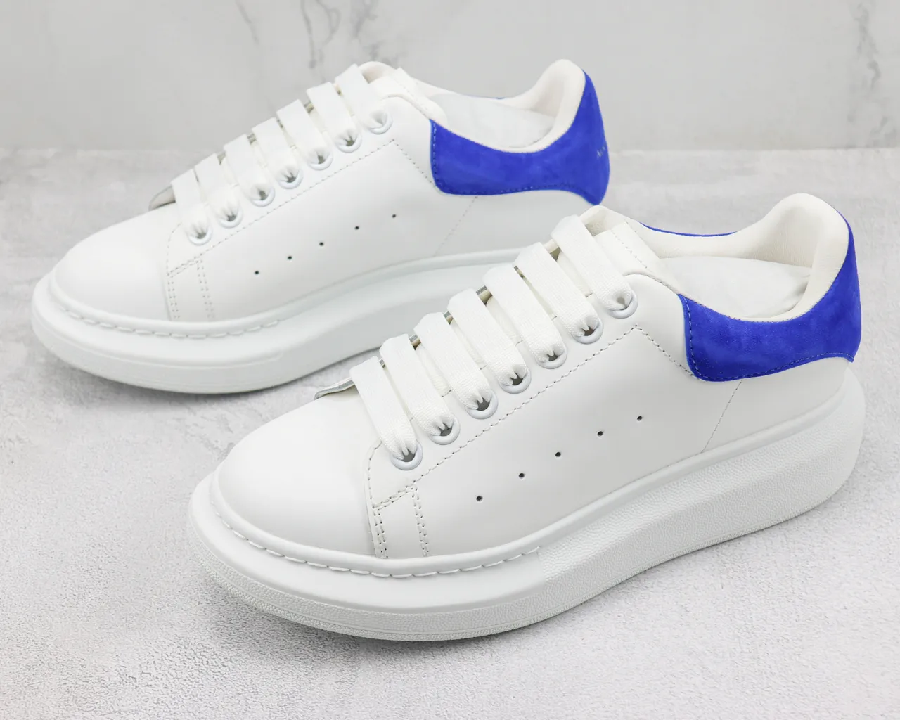 Alexander McQueen Zapatilhas Lifestyle Oversized de Camurça Brancas e Azuis 4
