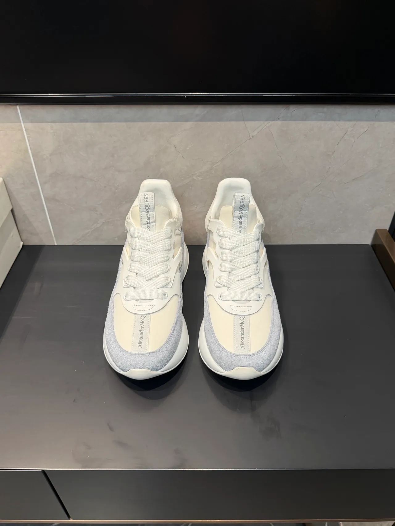 Alexander McQueen ওভারসাইজড স্নিকার সাদা এবং হালকা ধূসর চাঙ্কি স্নিকার 2