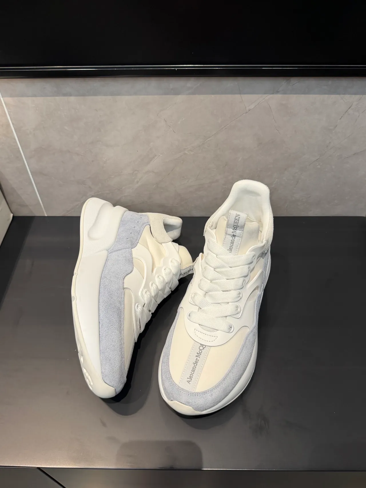 Alexander McQueen ওভারসাইজড স্নিকার সাদা এবং হালকা ধূসর চাঙ্কি স্নিকার 3
