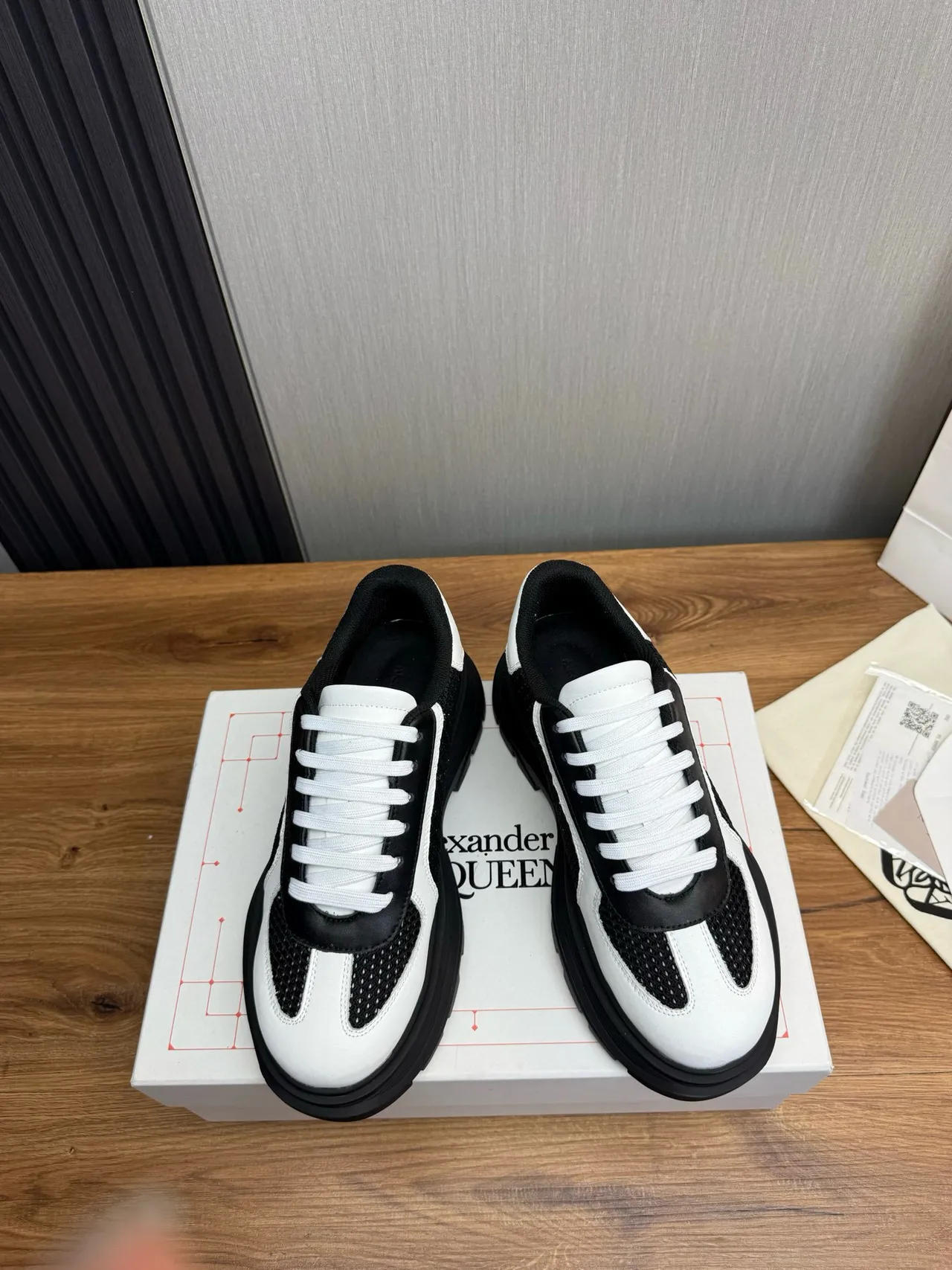 Alexander McQueen ওভারসাইজ্ড স্নিকার সাদা কালো চাঙ্কি স্নিকার 2