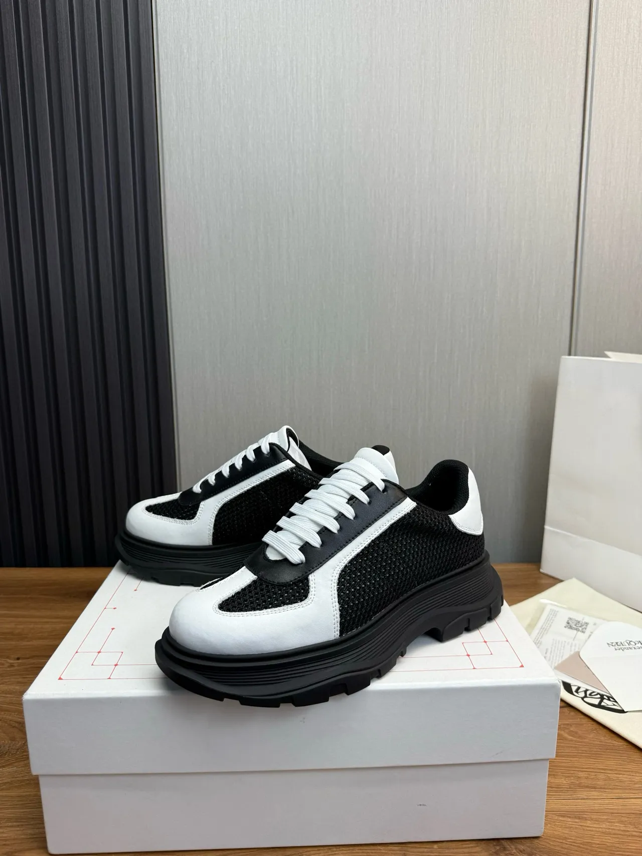 Alexander McQueen ওভারসাইজ্ড স্নিকার সাদা কালো চাঙ্কি স্নিকার 3