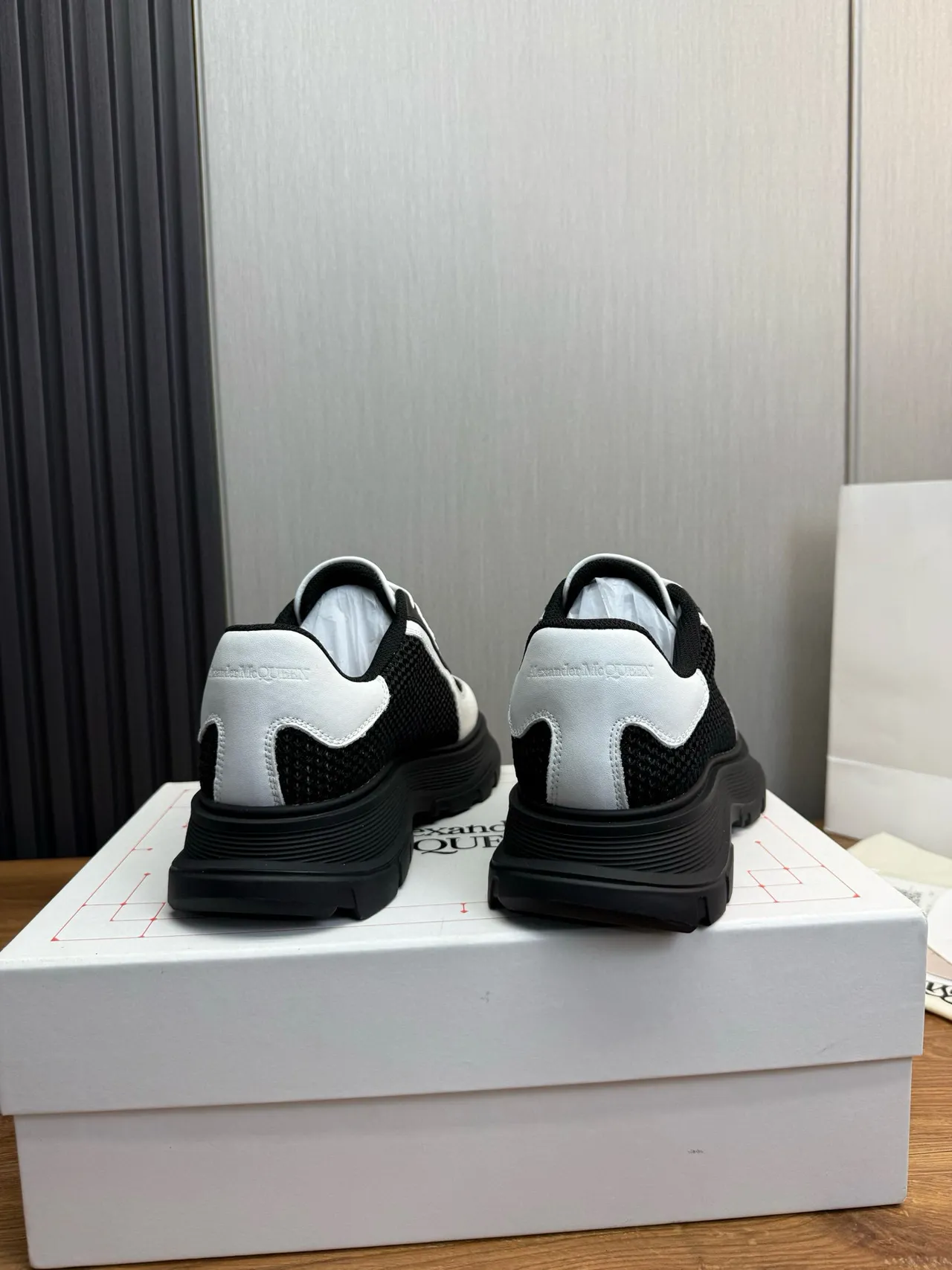 Alexander McQueen ওভারসাইজ্ড স্নিকার সাদা কালো চাঙ্কি স্নিকার 4