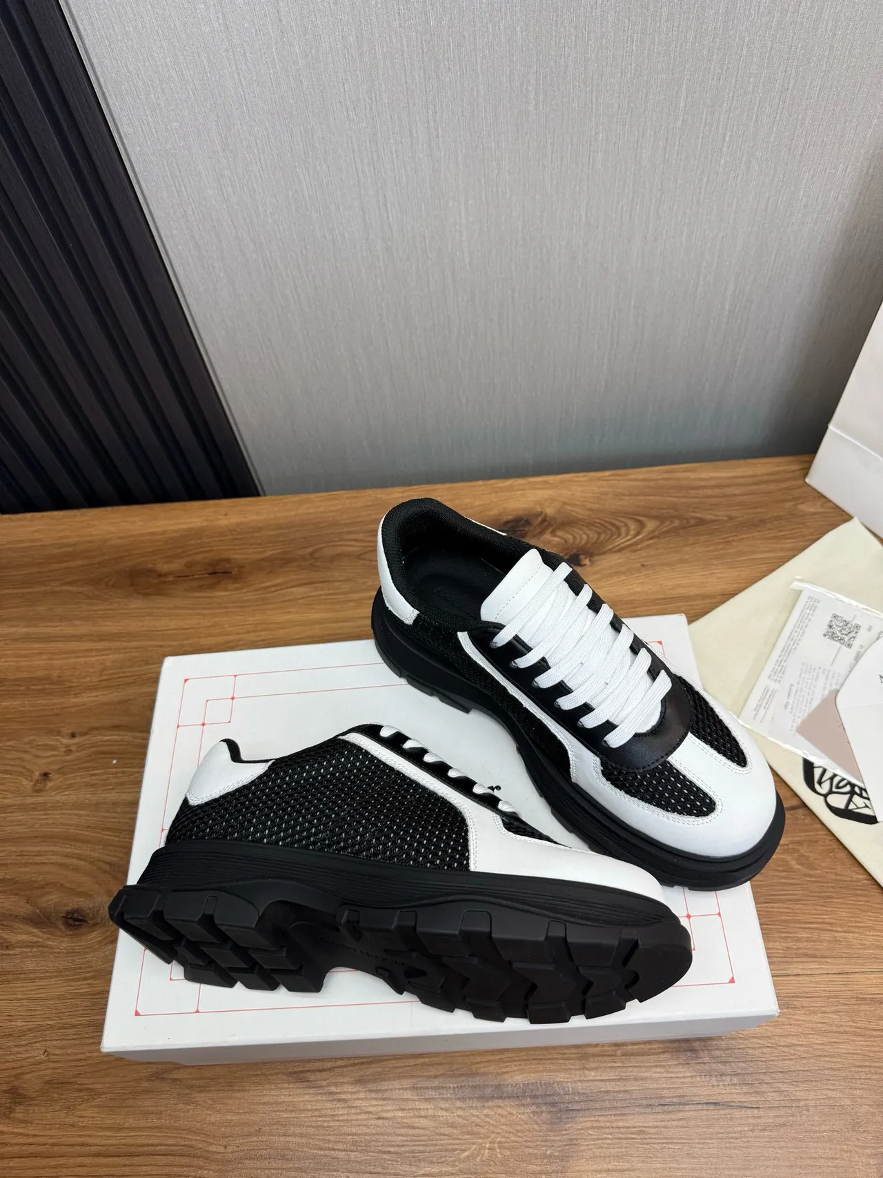 Alexander McQueen ওভারসাইজ্ড স্নিকার সাদা কালো চাঙ্কি স্নিকার 5