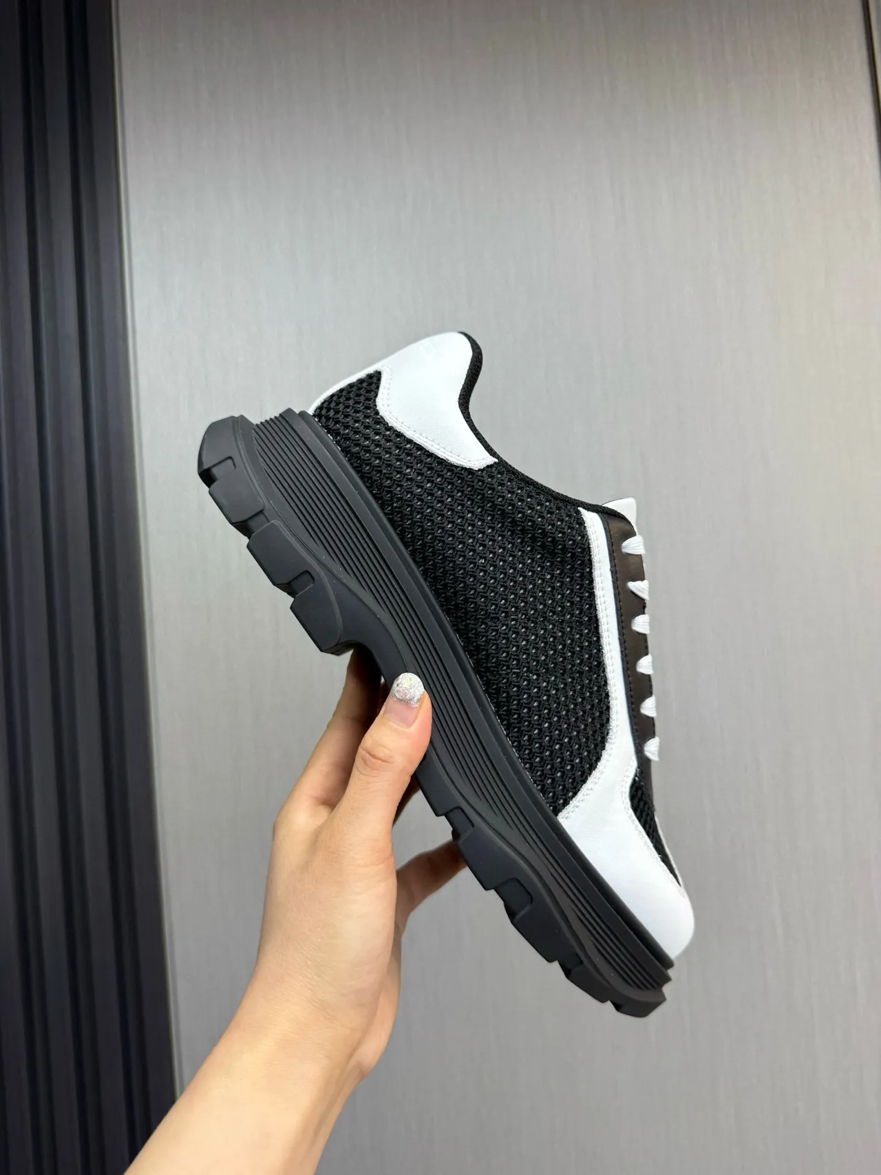 Alexander McQueen ওভারসাইজ্ড স্নিকার সাদা কালো চাঙ্কি স্নিকার 6