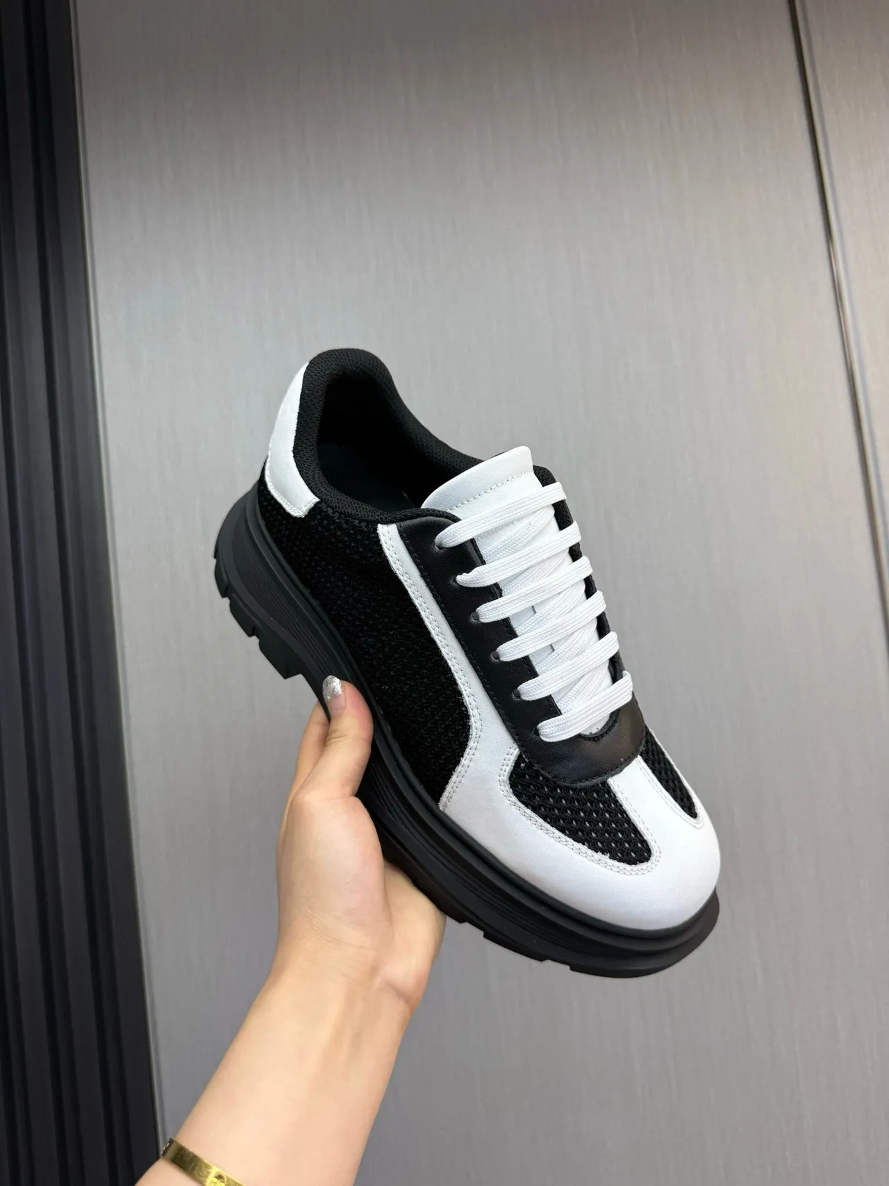 Alexander McQueen ওভারসাইজ্ড স্নিকার সাদা কালো চাঙ্কি স্নিকার 7