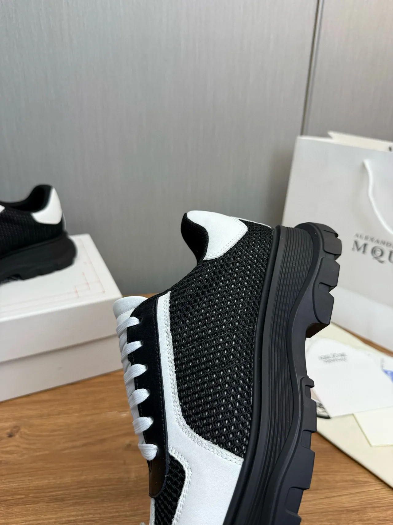 Alexander McQueen ওভারসাইজ্ড স্নিকার সাদা কালো চাঙ্কি স্নিকার 8