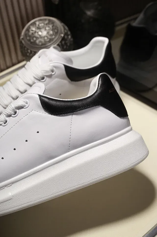 Alexander McQueen sneakers oversized blanc et noir silhouette semelle plateforme lifestyle sneakers 2