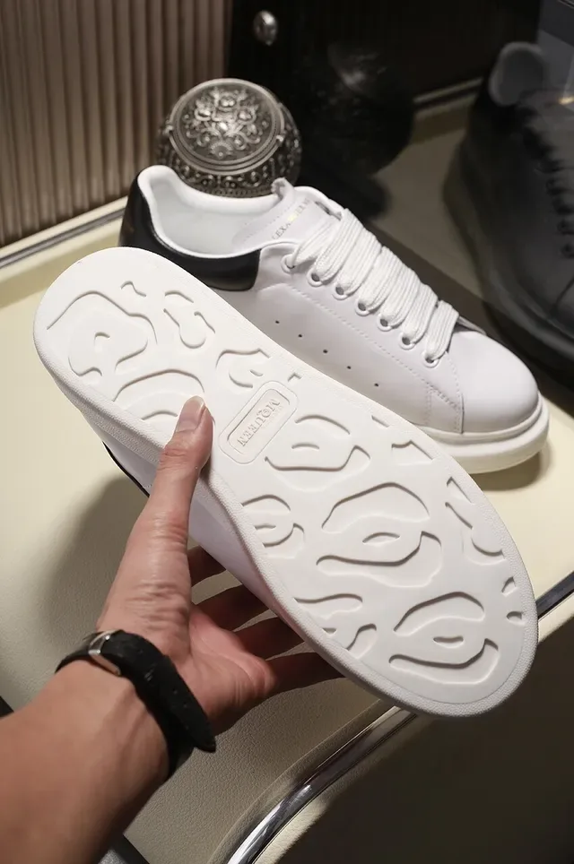 Alexander McQueen sneakers oversized blanc et noir silhouette semelle plateforme lifestyle sneakers 3