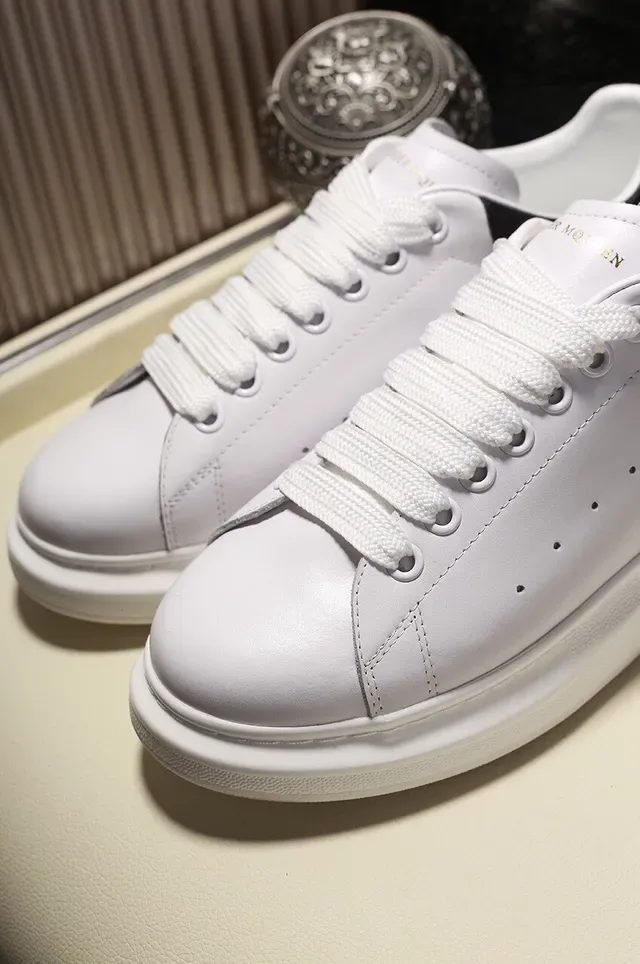 Alexander McQueen sneakers oversized blanc et noir silhouette semelle plateforme lifestyle sneakers 4