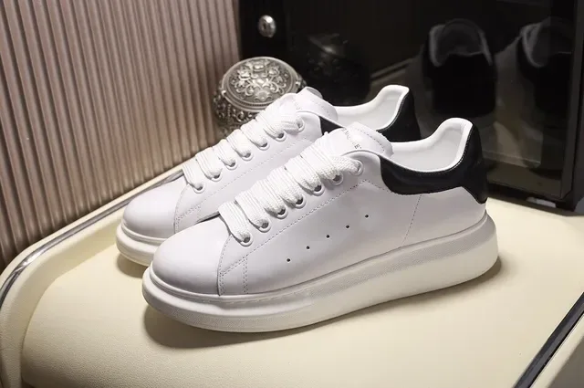 Alexander McQueen sneakers oversized blanc et noir silhouette semelle plateforme lifestyle sneakers 5