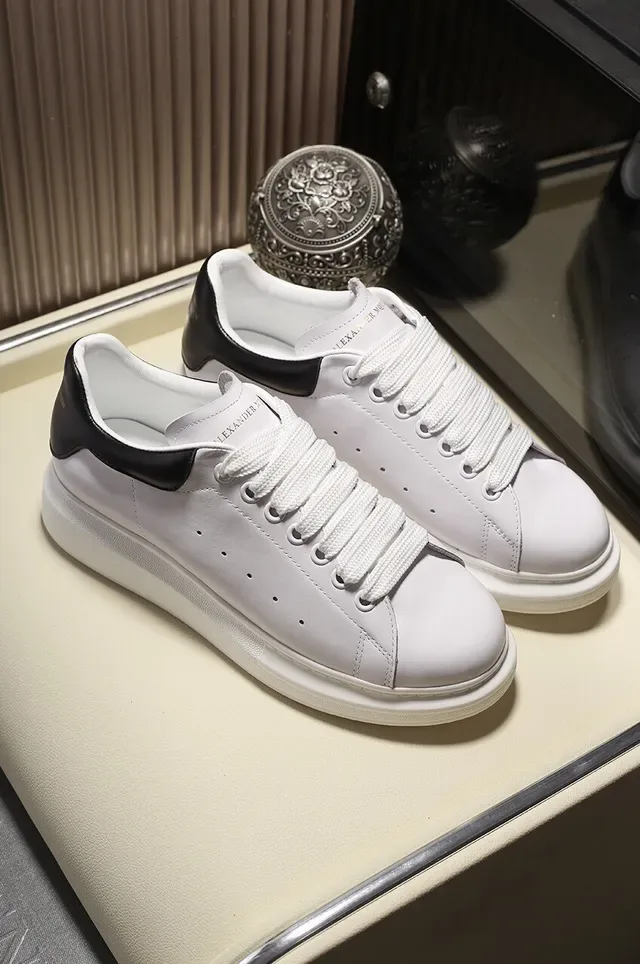 Alexander McQueen sneakers oversized blanc et noir silhouette semelle plateforme lifestyle sneakers 6