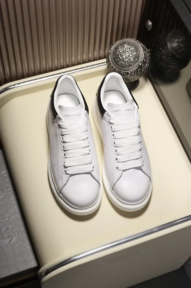 Alexander McQueen sneakers oversized blanc et noir silhouette semelle plateforme lifestyle sneakers 7