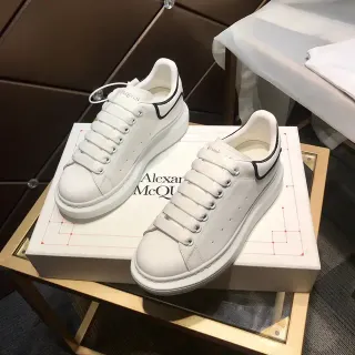 Alexander McQueen ओवरसाइज्ड स्नीकर सफेद काला सोल स्मूथ लेदर लाइफस्टाइल स्नीकर