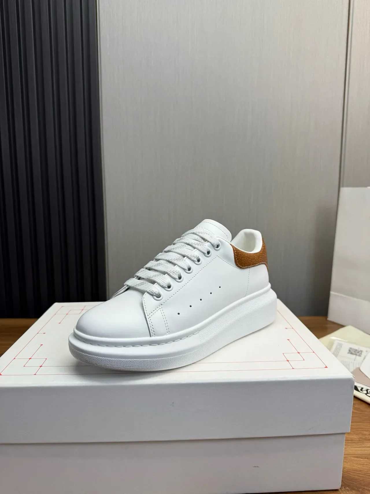 Alexander McQueen حذاء رياضي oversized أبيض بني نعل منصة جلد بني نسيج ممزق علامة الكعب أحذية أسلوب حياة 2