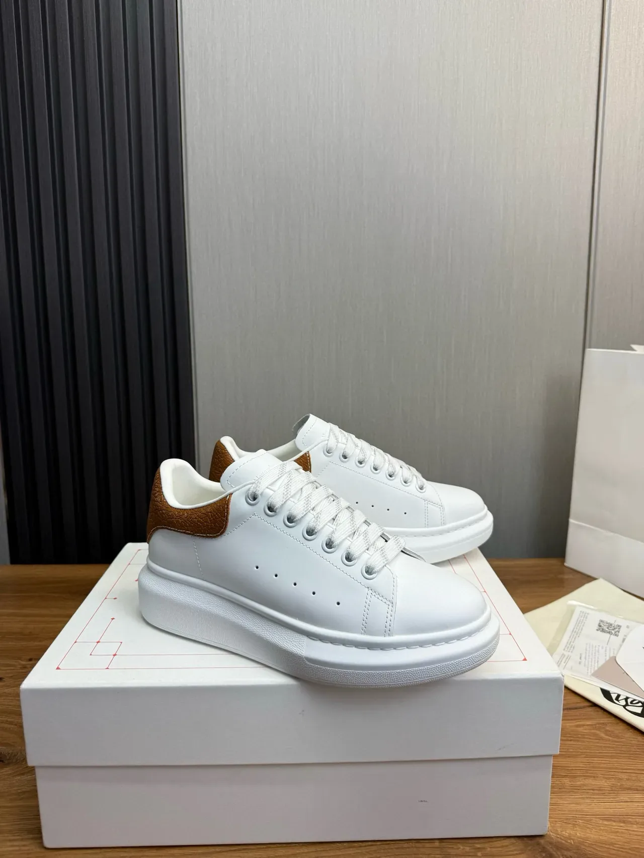 Alexander McQueen حذاء رياضي oversized أبيض بني نعل منصة جلد بني نسيج ممزق علامة الكعب أحذية أسلوب حياة 4