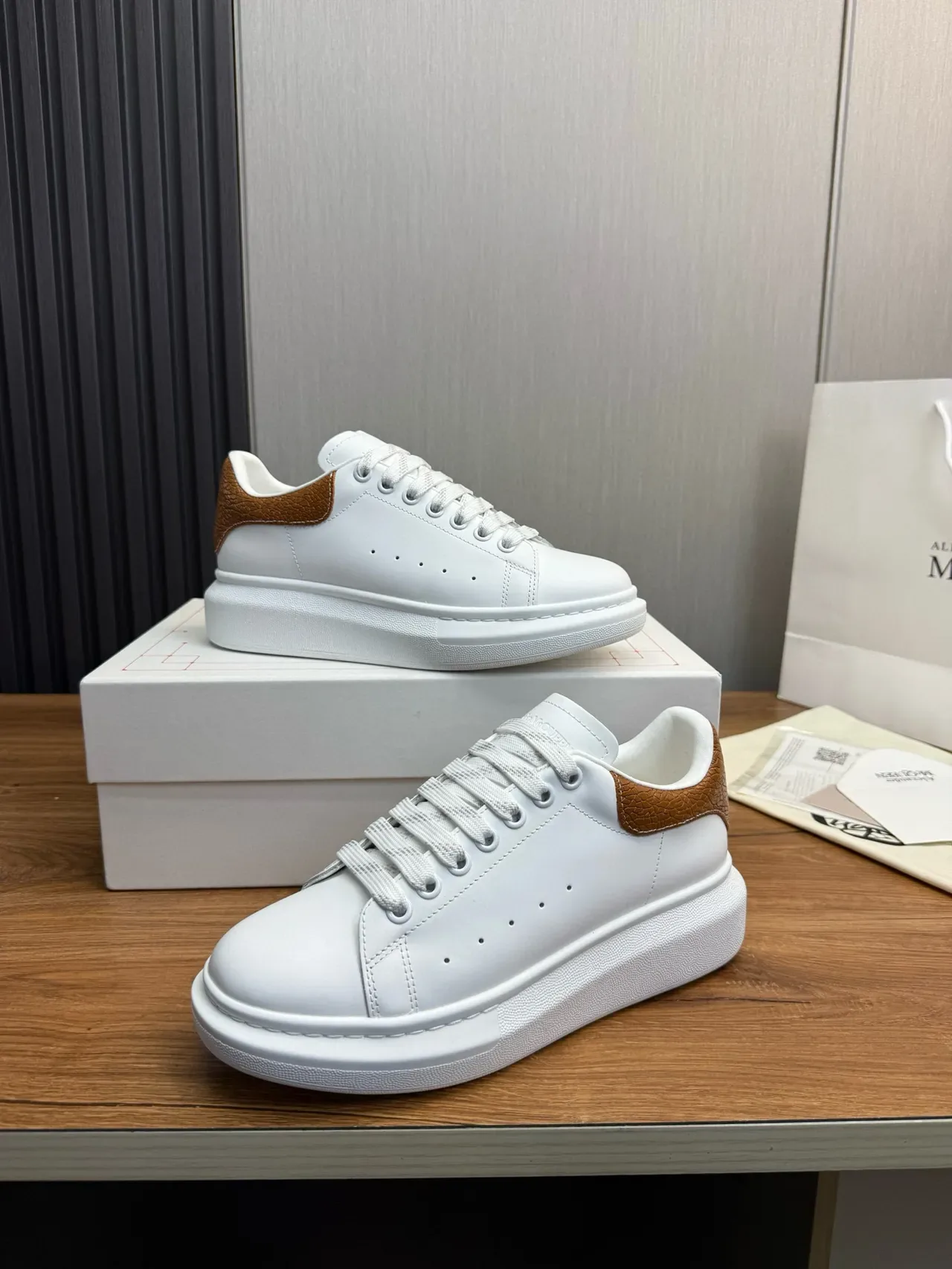 Alexander McQueen حذاء رياضي oversized أبيض بني نعل منصة جلد بني نسيج ممزق علامة الكعب أحذية أسلوب حياة 5