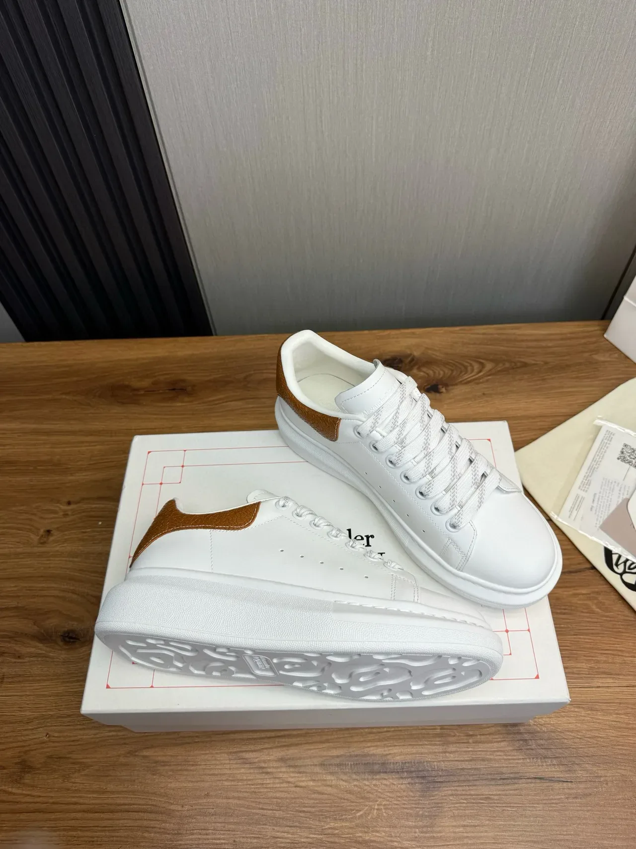 Alexander McQueen حذاء رياضي oversized أبيض بني نعل منصة جلد بني نسيج ممزق علامة الكعب أحذية أسلوب حياة 6