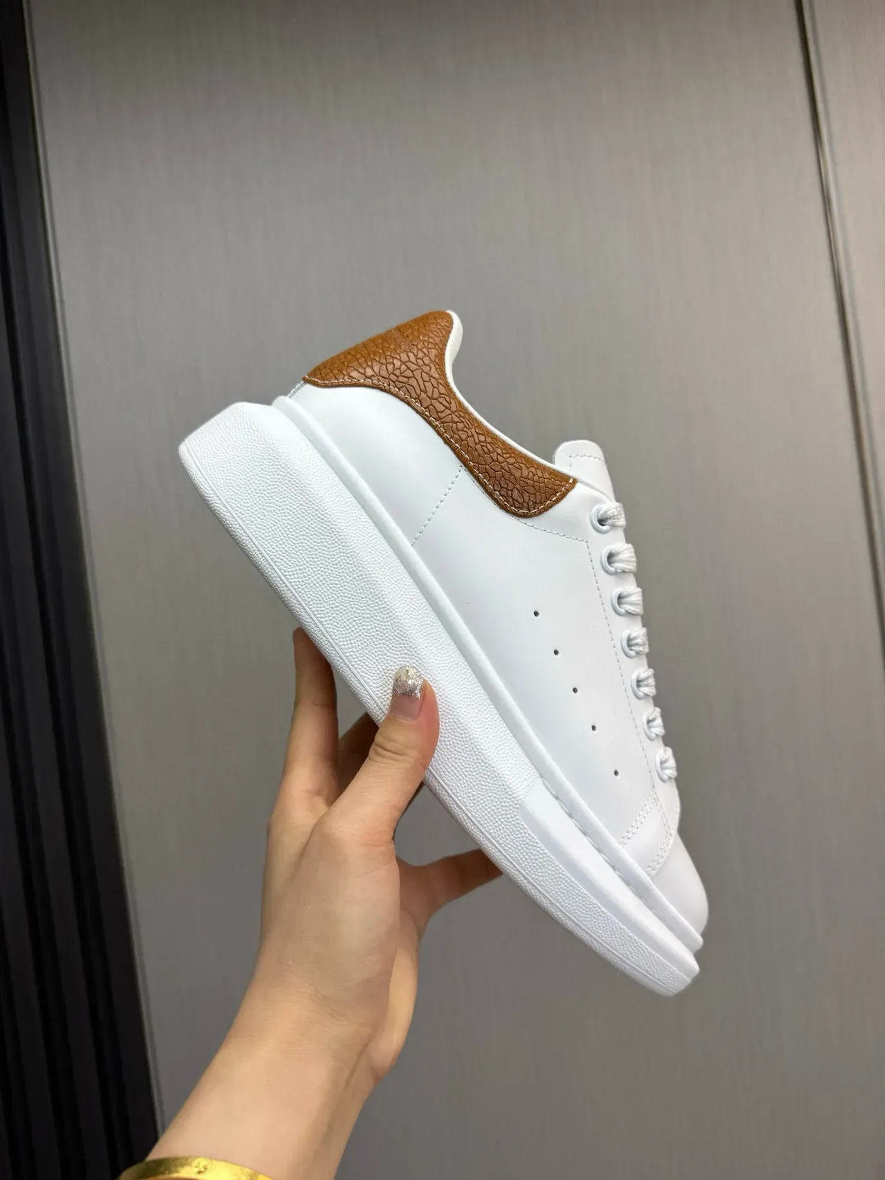 Alexander McQueen حذاء رياضي oversized أبيض بني نعل منصة جلد بني نسيج ممزق علامة الكعب أحذية أسلوب حياة 7