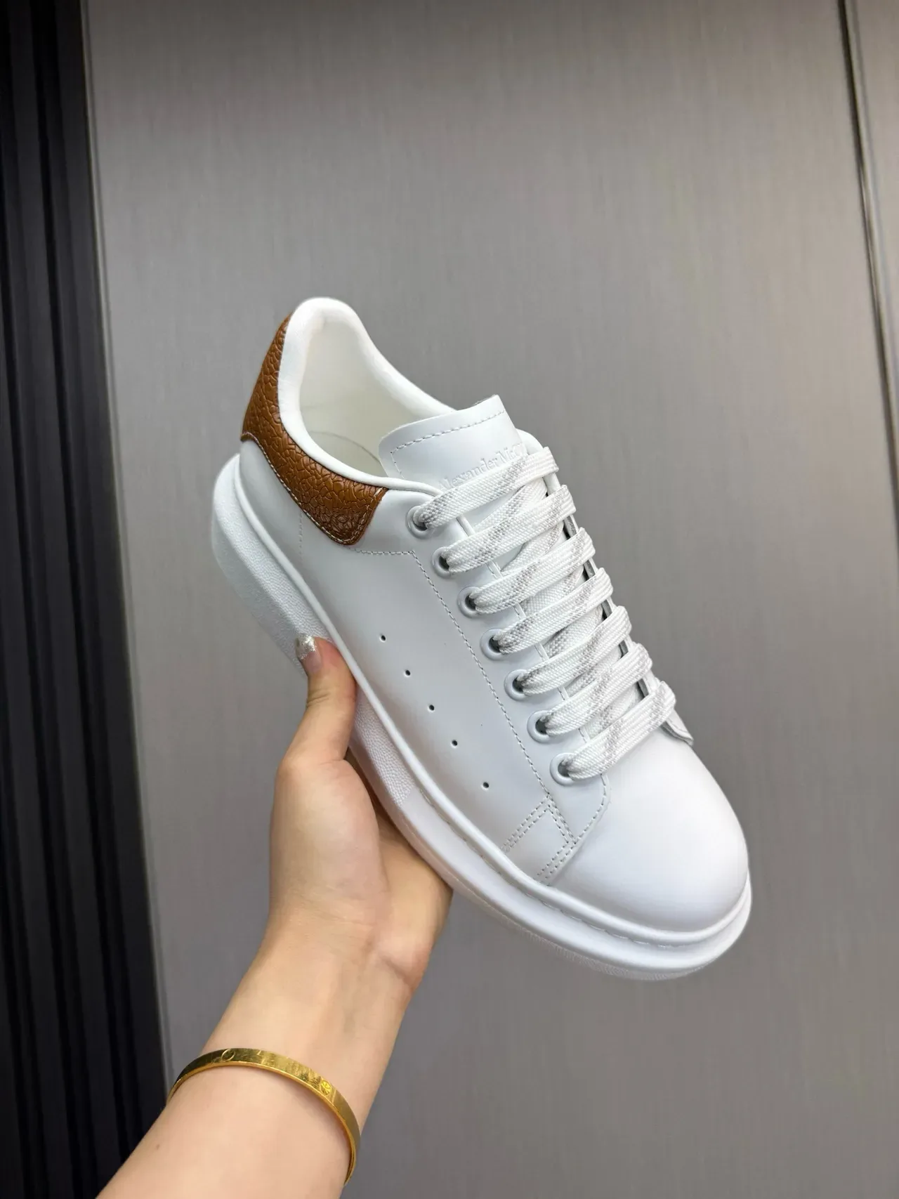 Alexander McQueen حذاء رياضي oversized أبيض بني نعل منصة جلد بني نسيج ممزق علامة الكعب أحذية أسلوب حياة 8