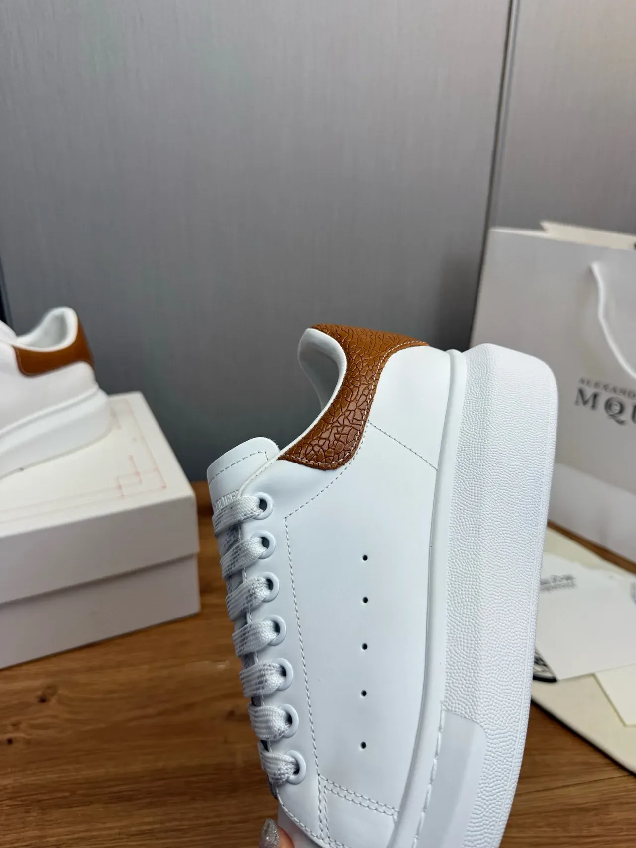 Alexander McQueen حذاء رياضي oversized أبيض بني نعل منصة جلد بني نسيج ممزق علامة الكعب أحذية أسلوب حياة 9