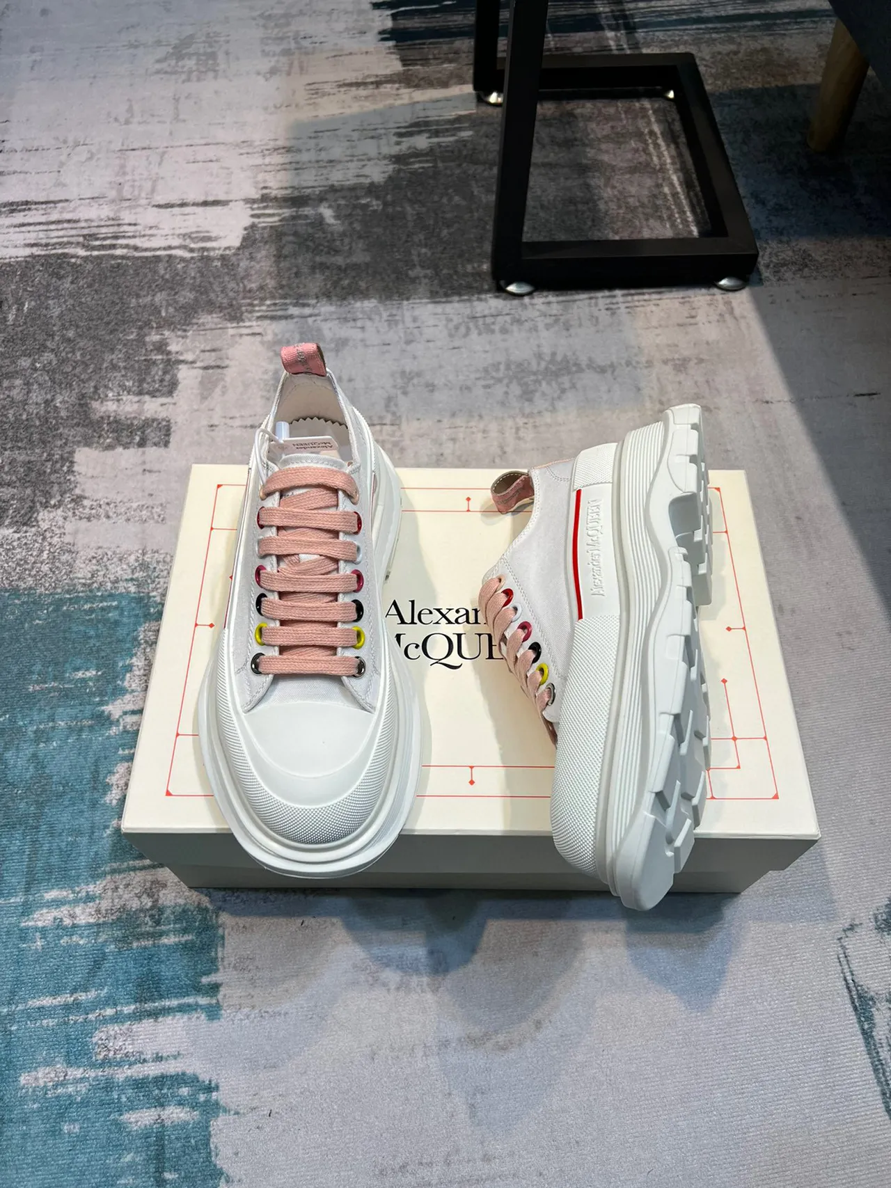 Alexander McQueen ওভারসাইজড স্নিকার সাদা গোলাপি বহুরঙ ঘন সোলের জুতো 4