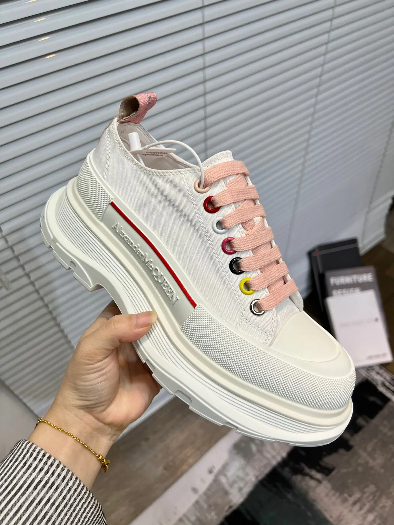 Alexander McQueen ওভারসাইজড স্নিকার সাদা গোলাপি বহুরঙ ঘন সোলের জুতো 7