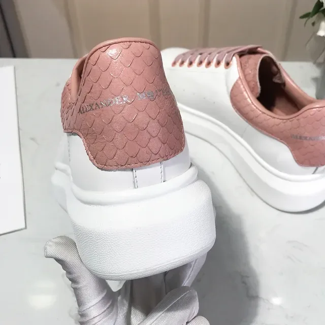 Alexander McQueen Sneaker oversized blanc rose semelle sculptée étiquette talon en peau de serpent sneakers lifestyle 2