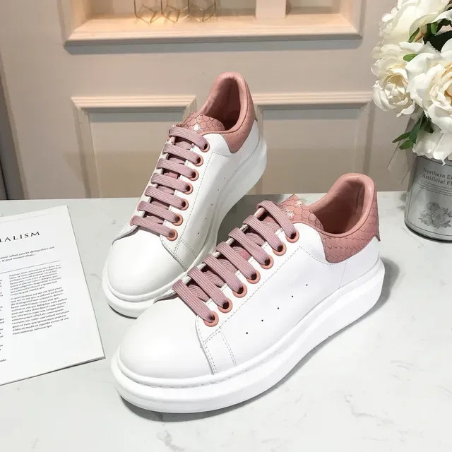Alexander McQueen Sneaker oversized blanc rose semelle sculptée étiquette talon en peau de serpent sneakers lifestyle 3