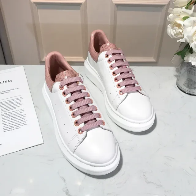 Alexander McQueen Sneaker oversized blanc rose semelle sculptée étiquette talon en peau de serpent sneakers lifestyle 4