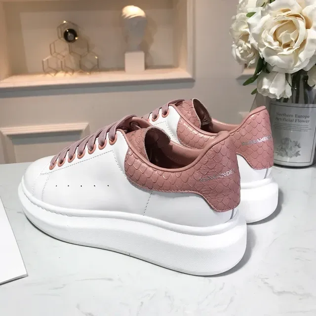 Alexander McQueen Sneaker oversized blanc rose semelle sculptée étiquette talon en peau de serpent sneakers lifestyle 5