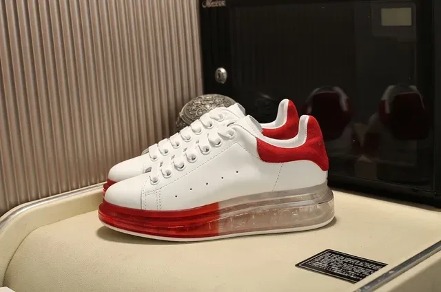 Alexander McQueen Oversized حذاء رياضي أبيض أحمر قاع شفاف Lifestyle Sneakers 9