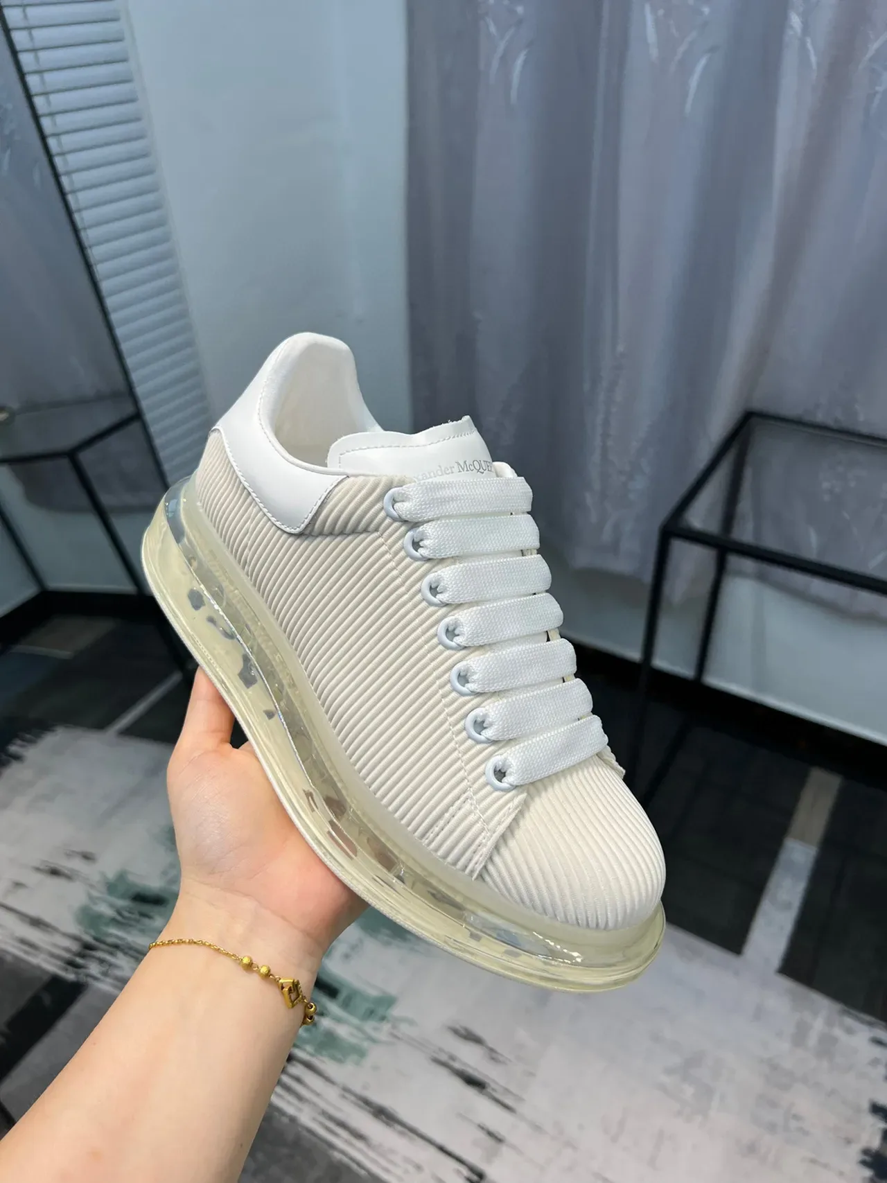 Alexander McQueen ওভারসাইজড সাদা রিবড ট্রান্সলুসেন্ট সোল লাইফস্টাইল স্নিকার 2