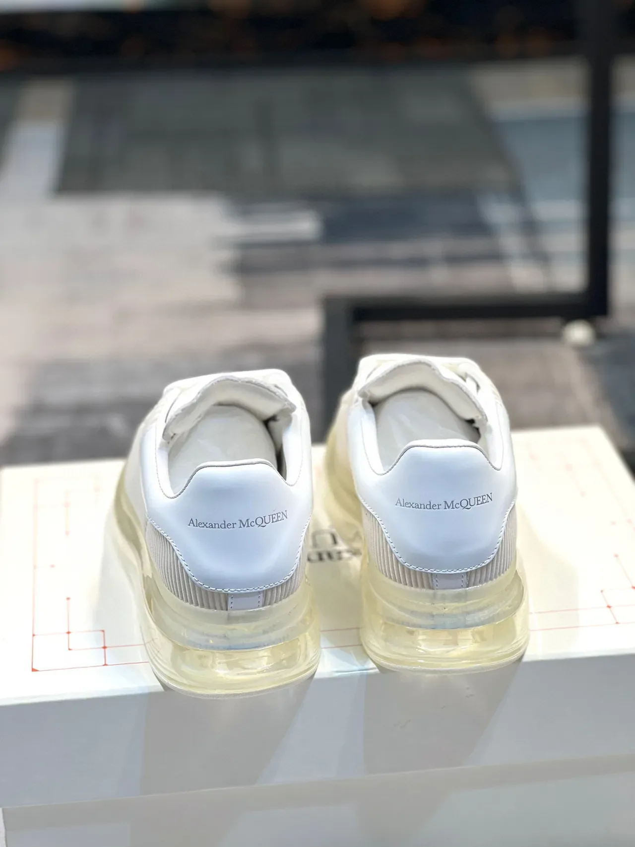 Alexander McQueen ওভারসাইজড সাদা রিবড ট্রান্সলুসেন্ট সোল লাইফস্টাইল স্নিকার 3
