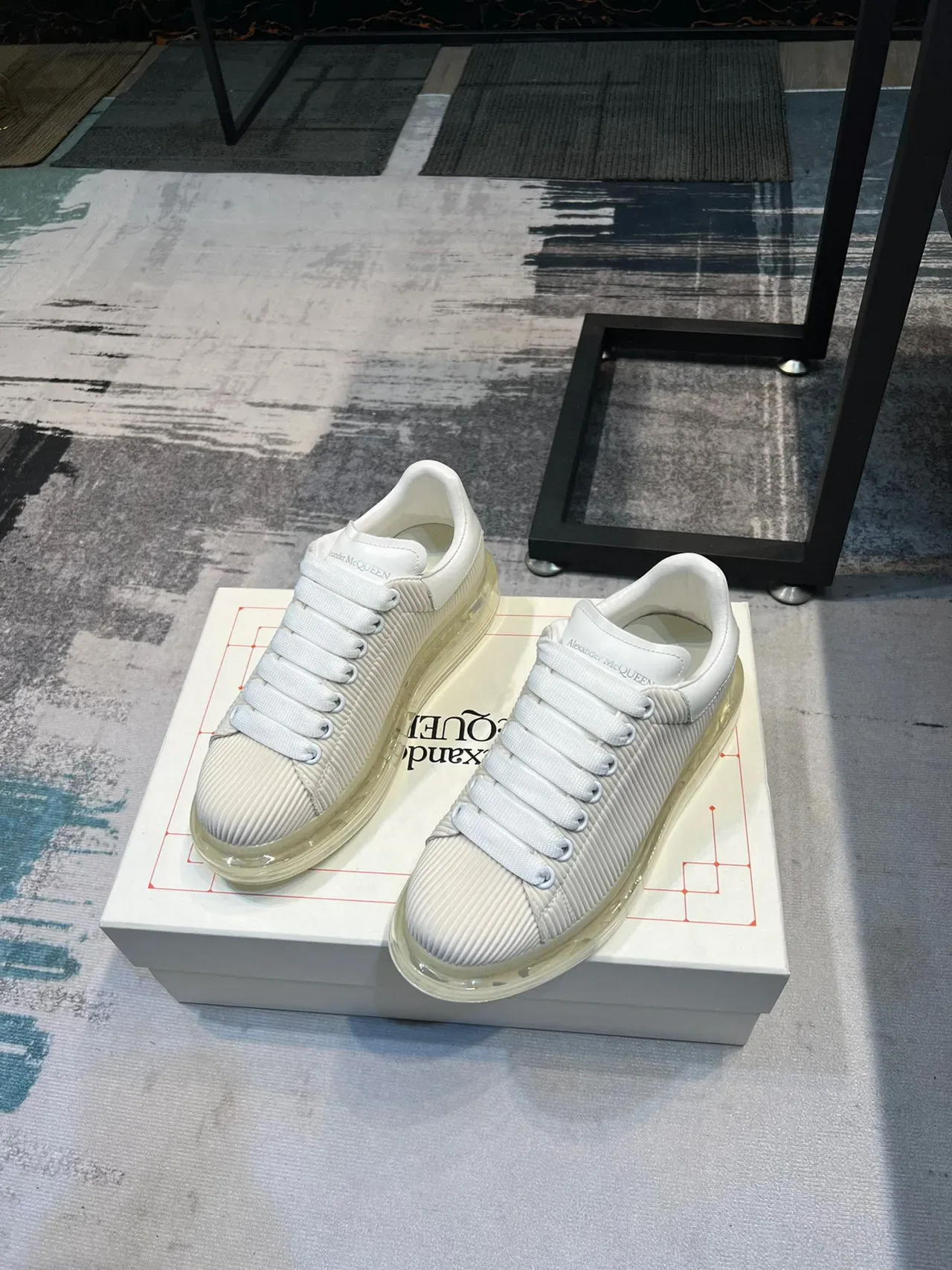 Alexander McQueen ওভারসাইজড সাদা রিবড ট্রান্সলুসেন্ট সোল লাইফস্টাইল স্নিকার 6