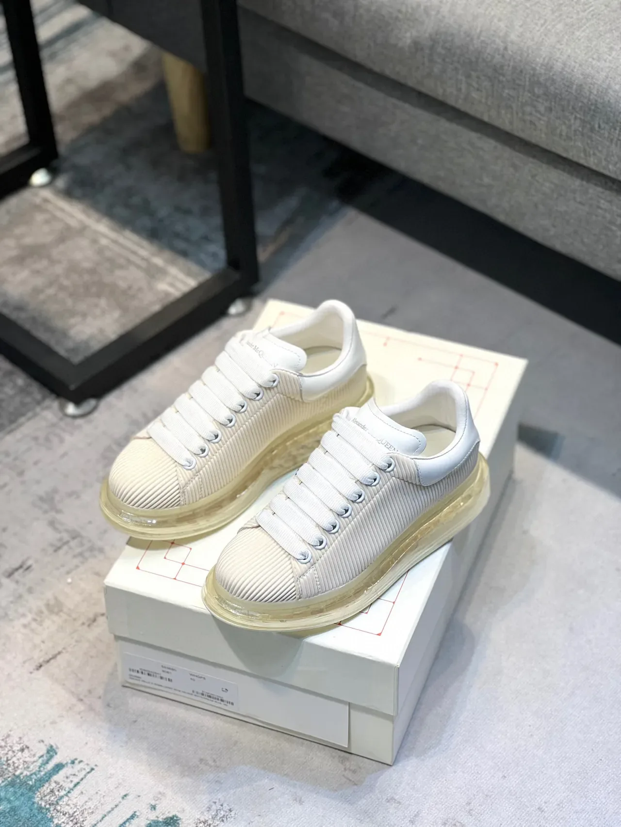 Alexander McQueen ওভারসাইজড সাদা রিবড ট্রান্সলুসেন্ট সোল লাইফস্টাইল স্নিকার 7