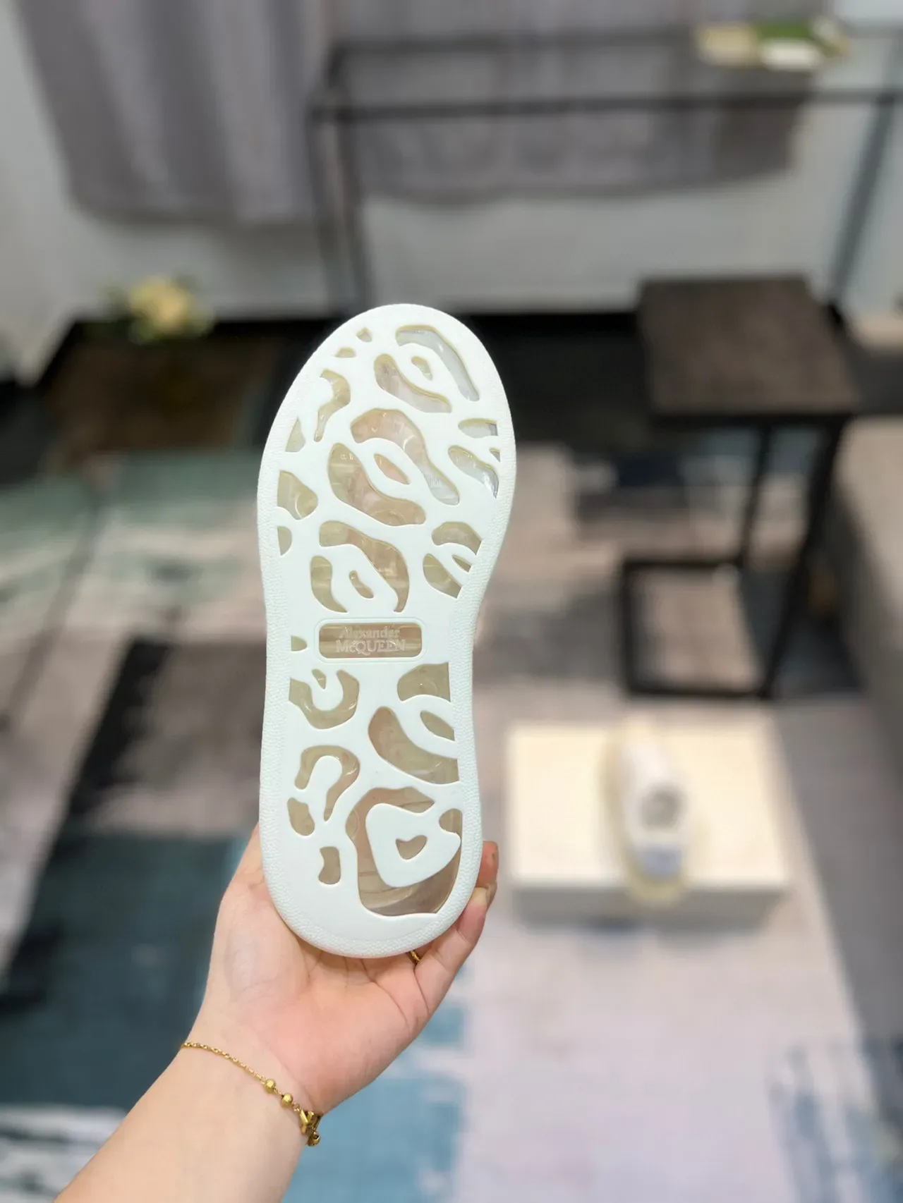 Alexander McQueen ওভারসাইজড সাদা রিবড ট্রান্সলুসেন্ট সোল লাইফস্টাইল স্নিকার 9