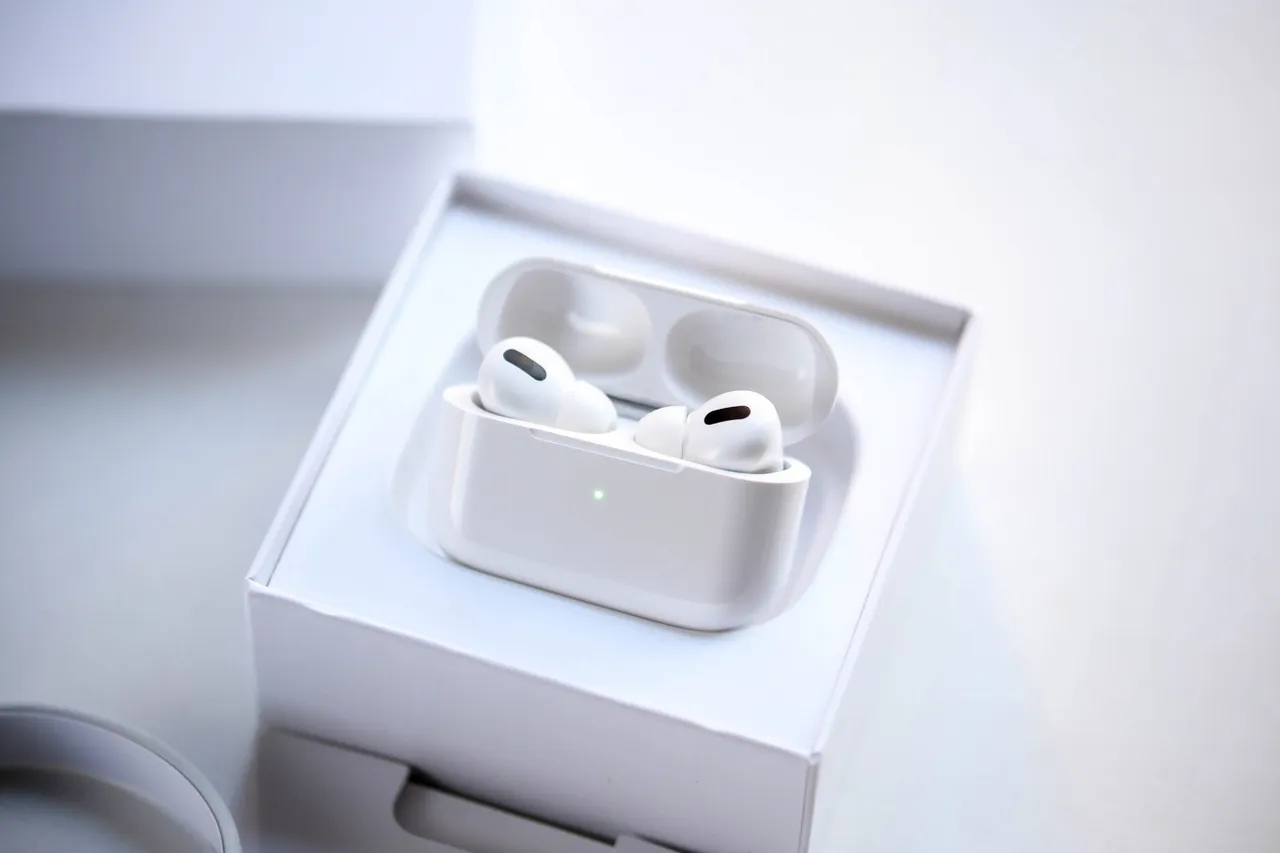 Apple AirPods Pro White Stemless Glossy TWS Earbuds 16