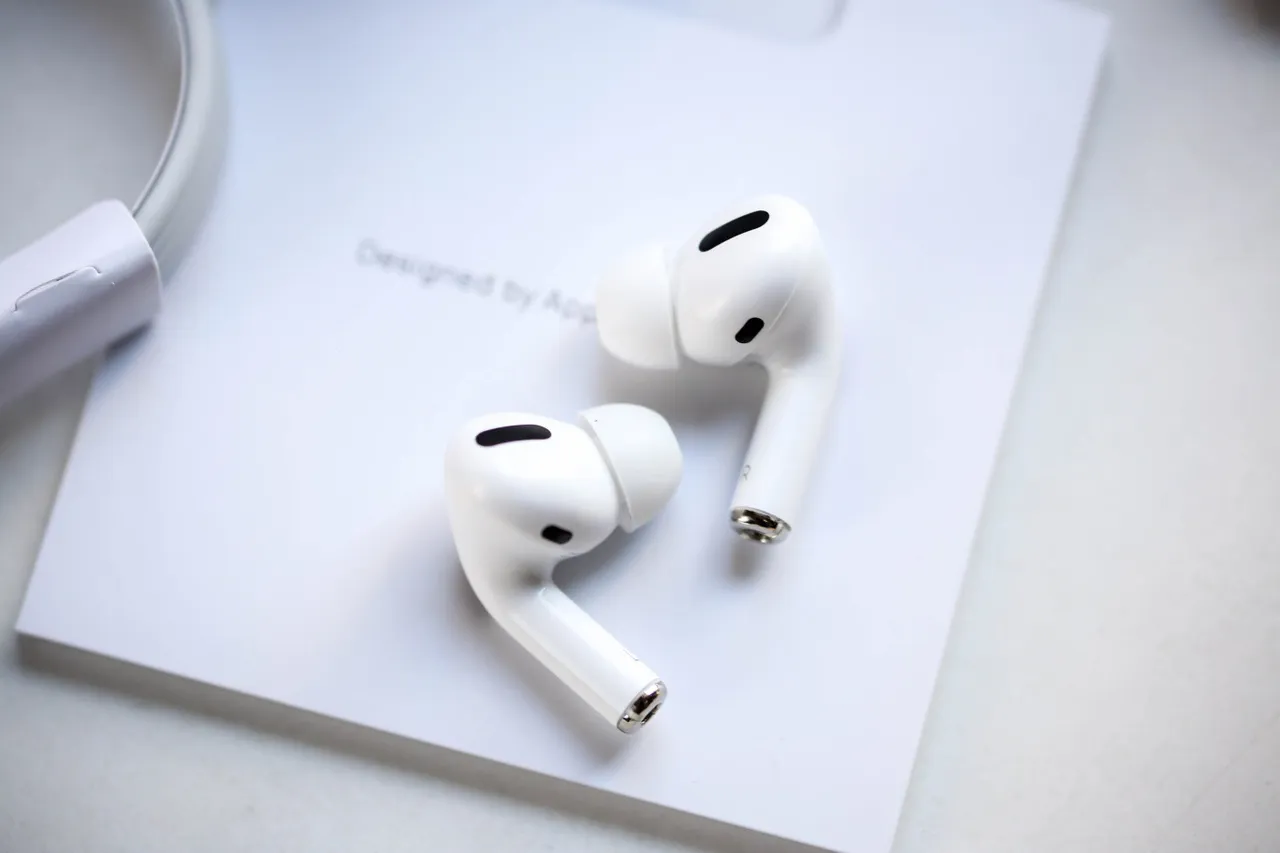 Apple AirPods Pro White Stemless Glossy TWS Earbuds 17