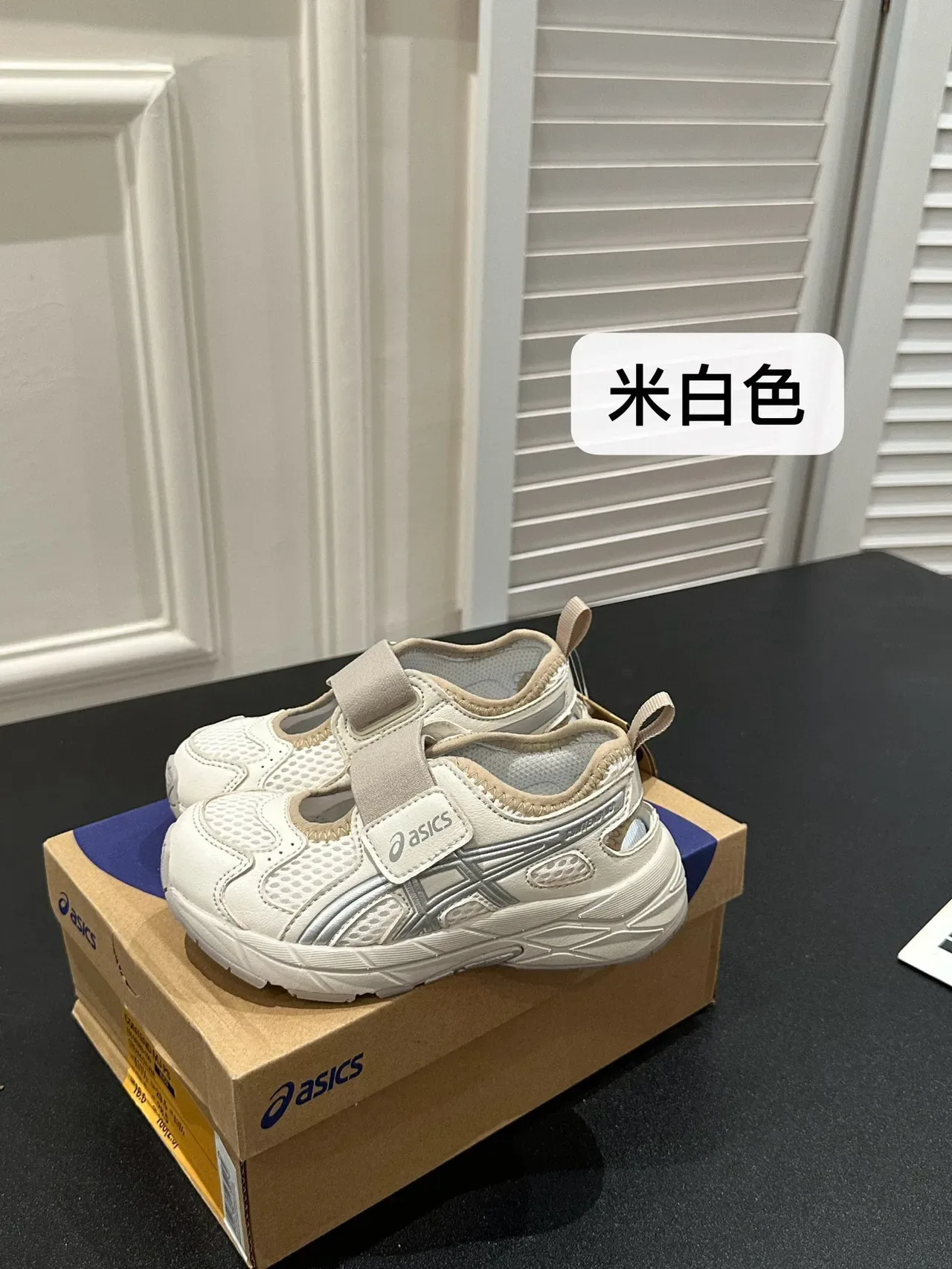 ASICS Beige Gray Sangle double Velcro, tige maille et synthétique, sneakers lifestyle 3