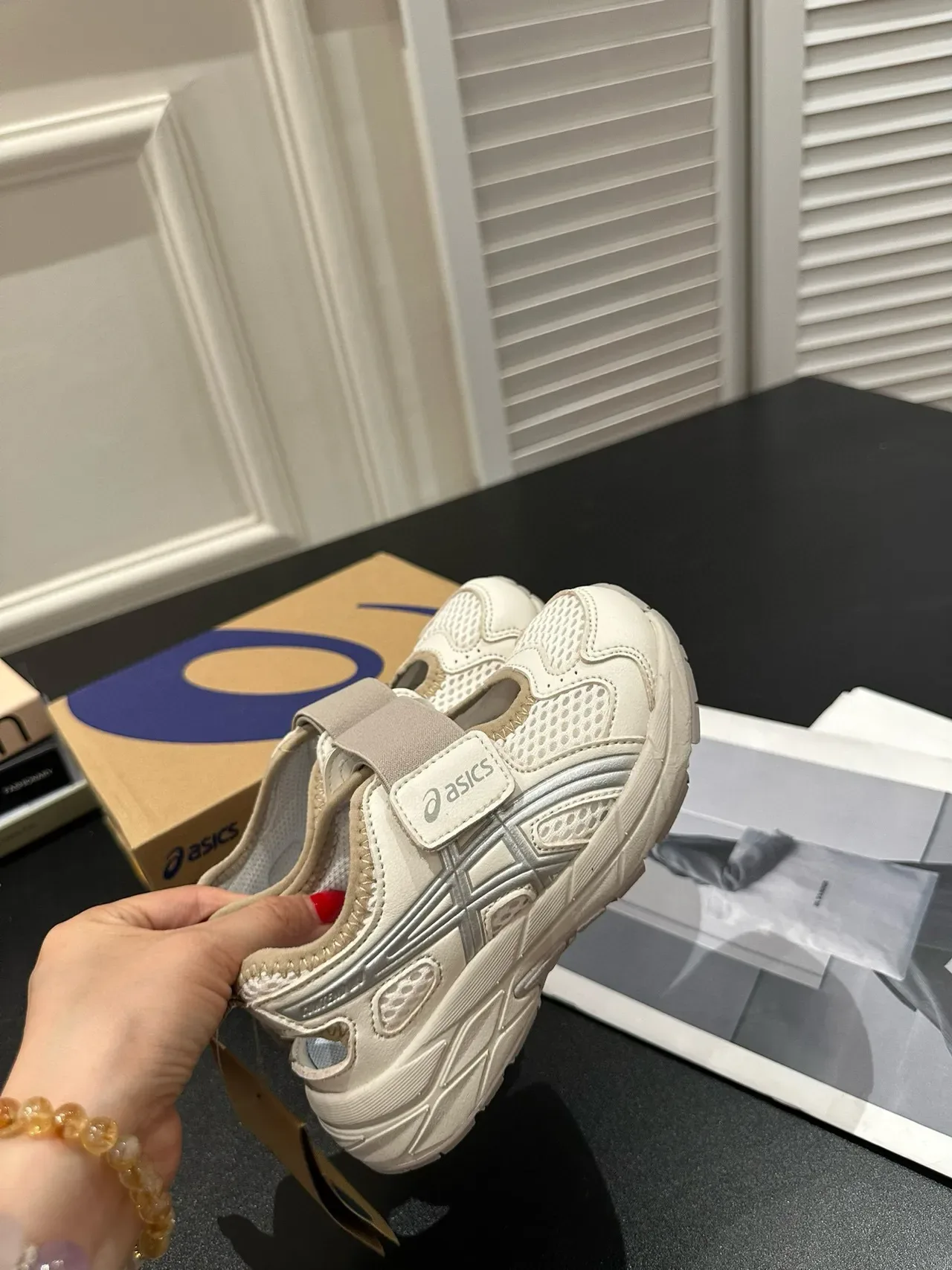 ASICS Beige Gray Sangle double Velcro, tige maille et synthétique, sneakers lifestyle 16