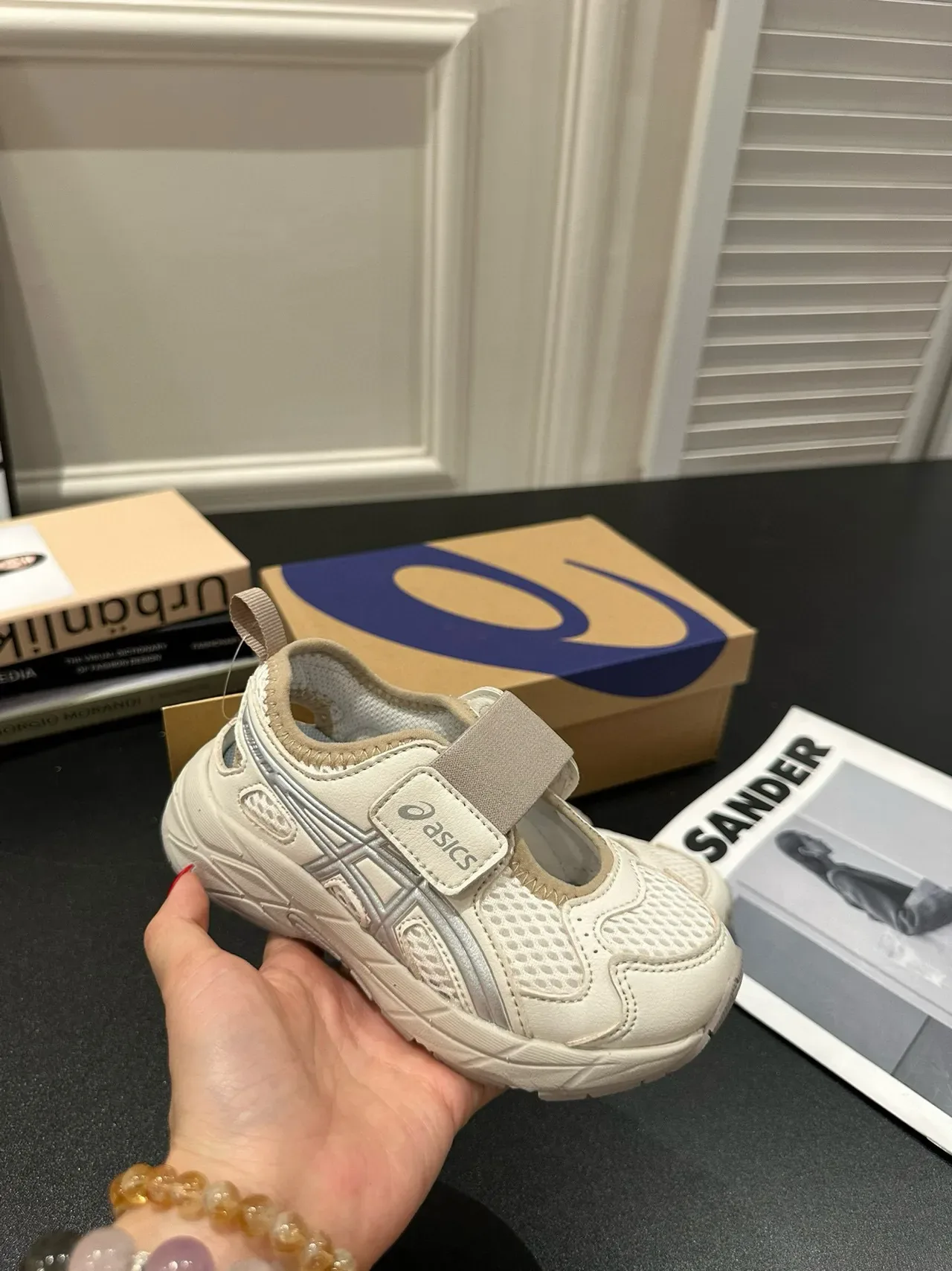ASICS Beige Gray Sangle double Velcro, tige maille et synthétique, sneakers lifestyle 17