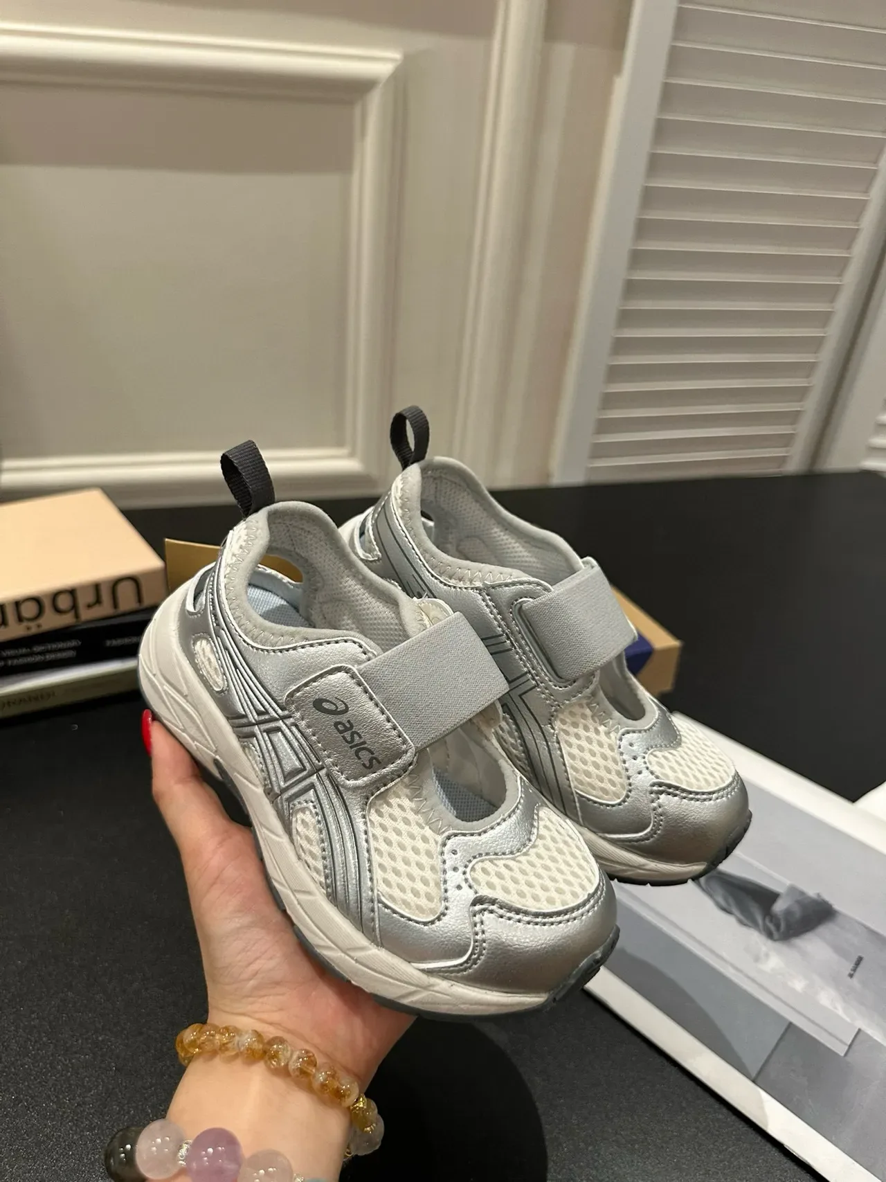 ASICS Beige Gray Sangle double Velcro, tige maille et synthétique, sneakers lifestyle 24